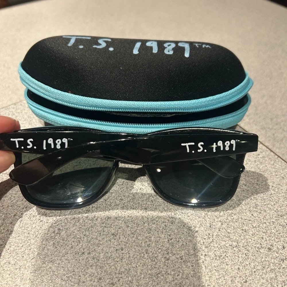 Taylor Swift Black Sunglasses with Teal Case - Picture 2 of 2